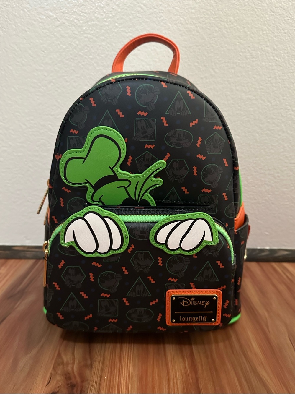 NWT Loungefly Disney Peeking Goofy Mini Backpack - Black, Green & Orange - Picture 3 of 5